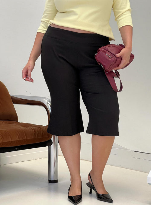 Samaira Capri Pant Black Curve